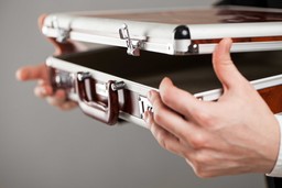 СОМНИТЕЛЬНЫЕ КОРПОРАТИВНЫЕ ЗАЙМЫ СКОНЦЕНТРИРОВАНЫ В 3 КРУПНЫХ БАНКАХ