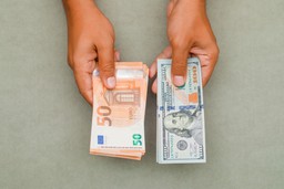 СПРОС НА ВАЛЮТУ ВЫРОС ПОЧТИ НА ЧЕТВЕРТЬ