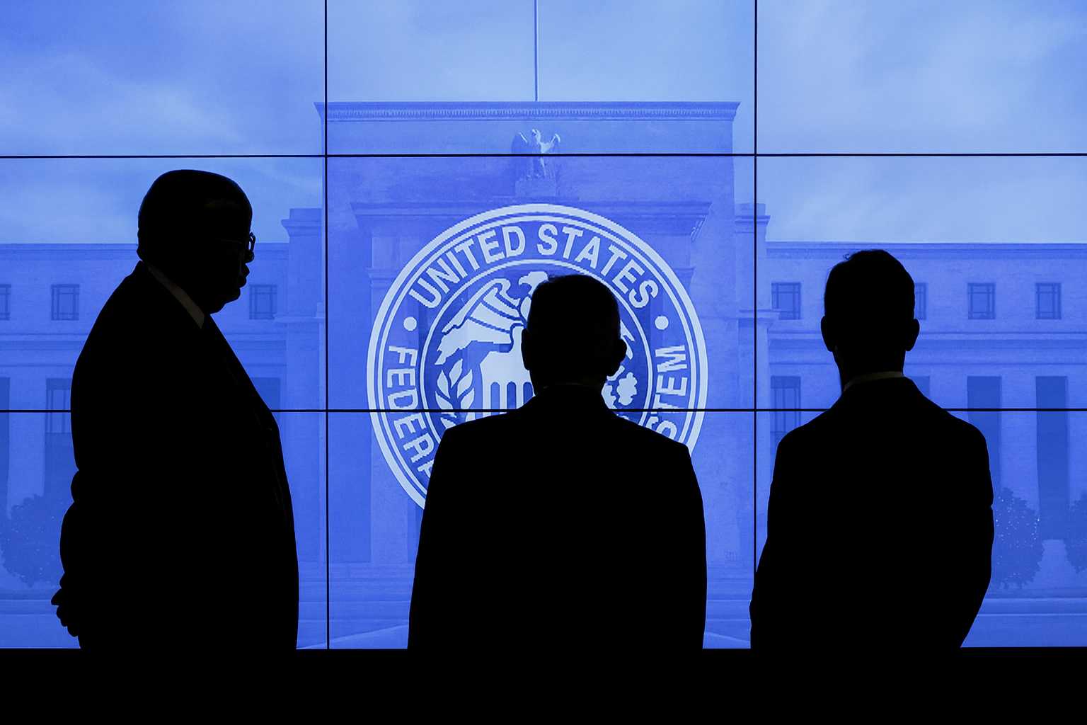 фрс на экране три силуэта экономиста.png