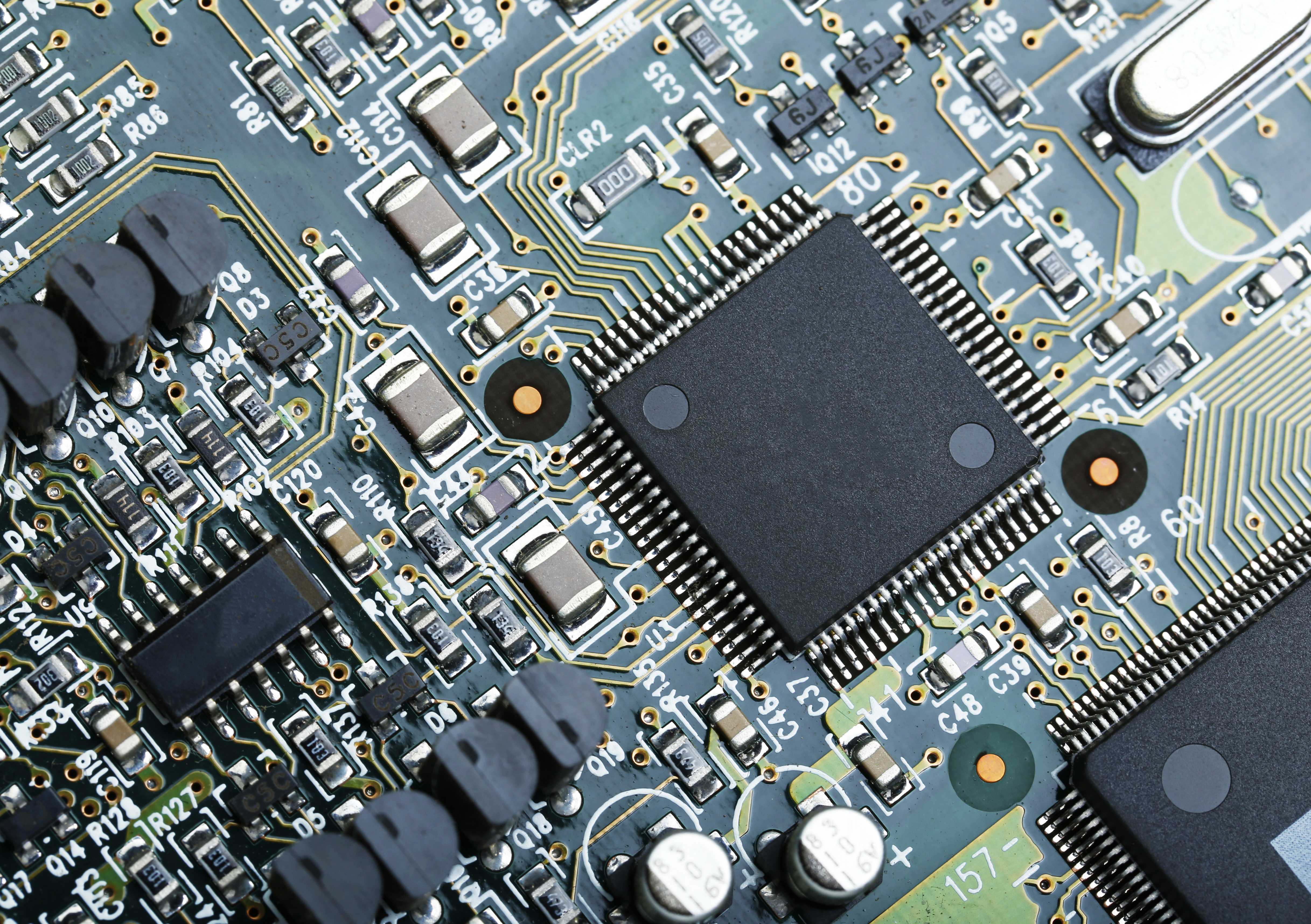 makrofotografia-elektronnoi-platy-s-processorom-mikrocip-elektronnyh-komponentov-fon.jpg