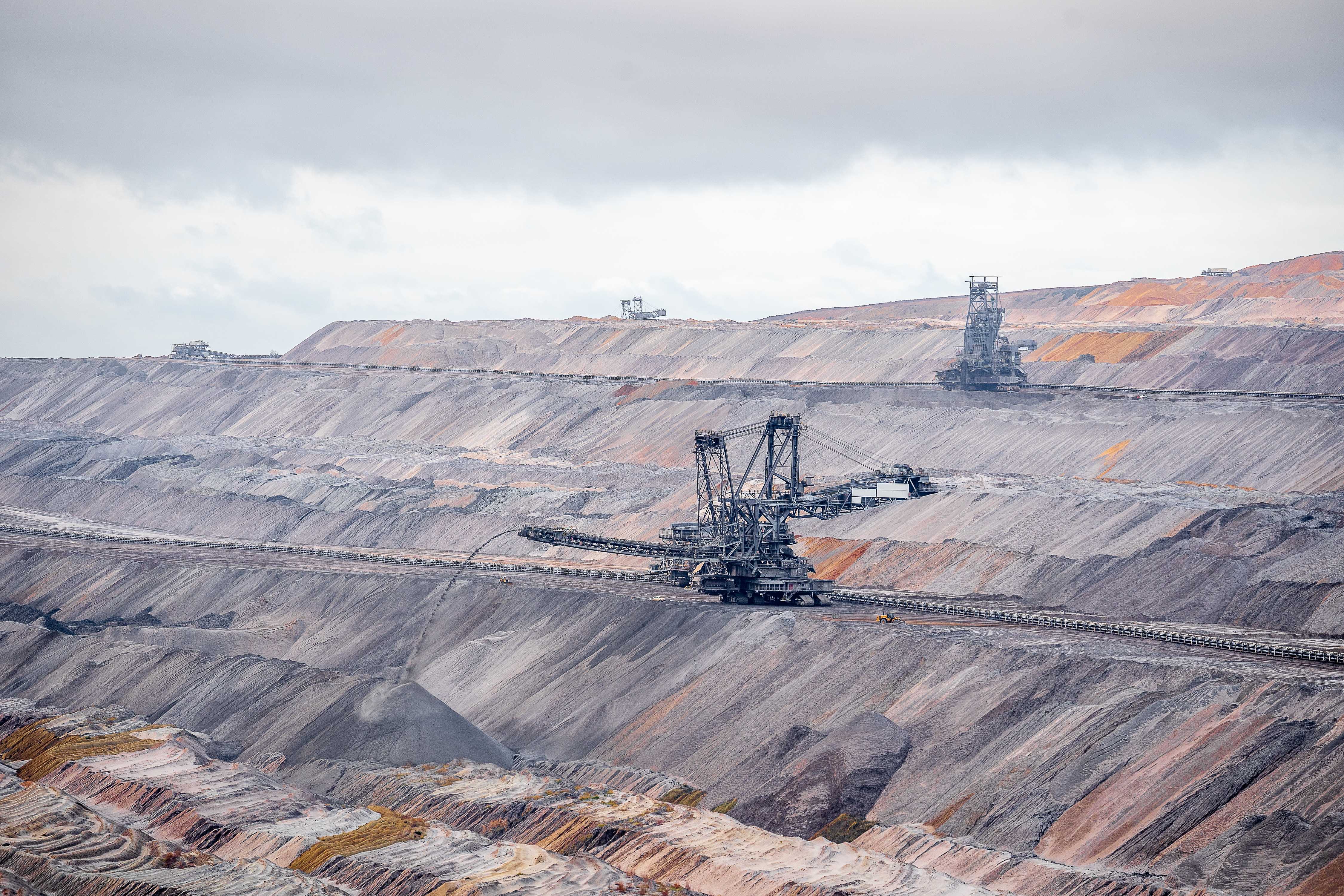 wide-angle-shot-excavation-machines-lookout-jackerath-garzweiler-skywalk-germany.jpg