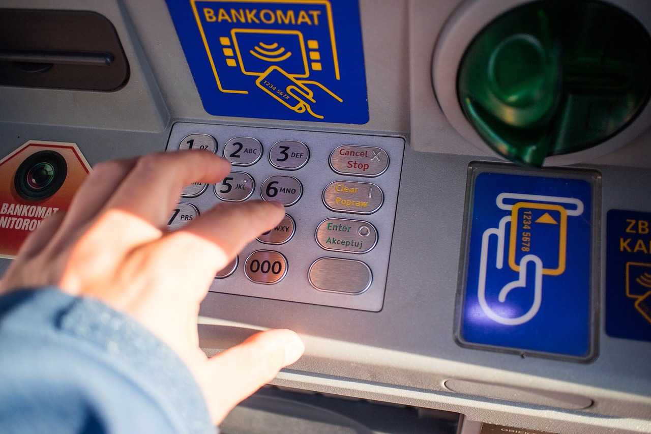 ЗАМЕДЛЕНИЕ ЭКОНОМИКИ ЗАТРУДНЯЕТ ВОССТАНОВЛЕНИЕ РЫНКОВ ТРУДА