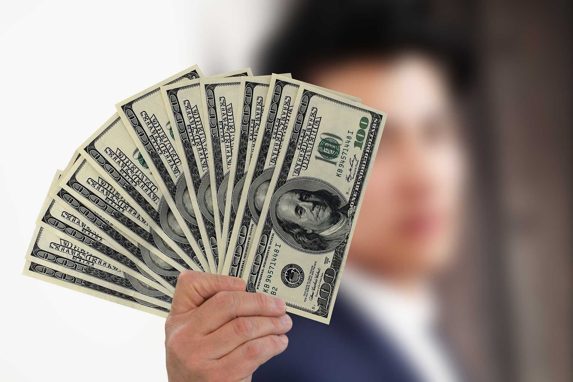 СПРОС НА ДОЛЛАРЫ В ЯНВАРЕ УПАЛ НА 19%